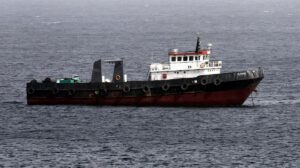 Fotografía de archivo de un barco comercial navegando por el Estrecho de Ormuz