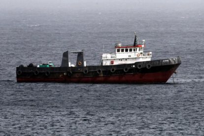 Fotografía de archivo de un barco comercial navegando por el Estrecho de Ormuz