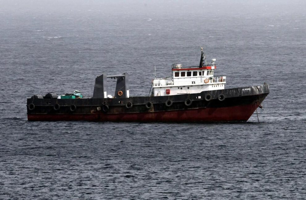 Fotografía de archivo de un barco comercial navegando por el Estrecho de Ormuz