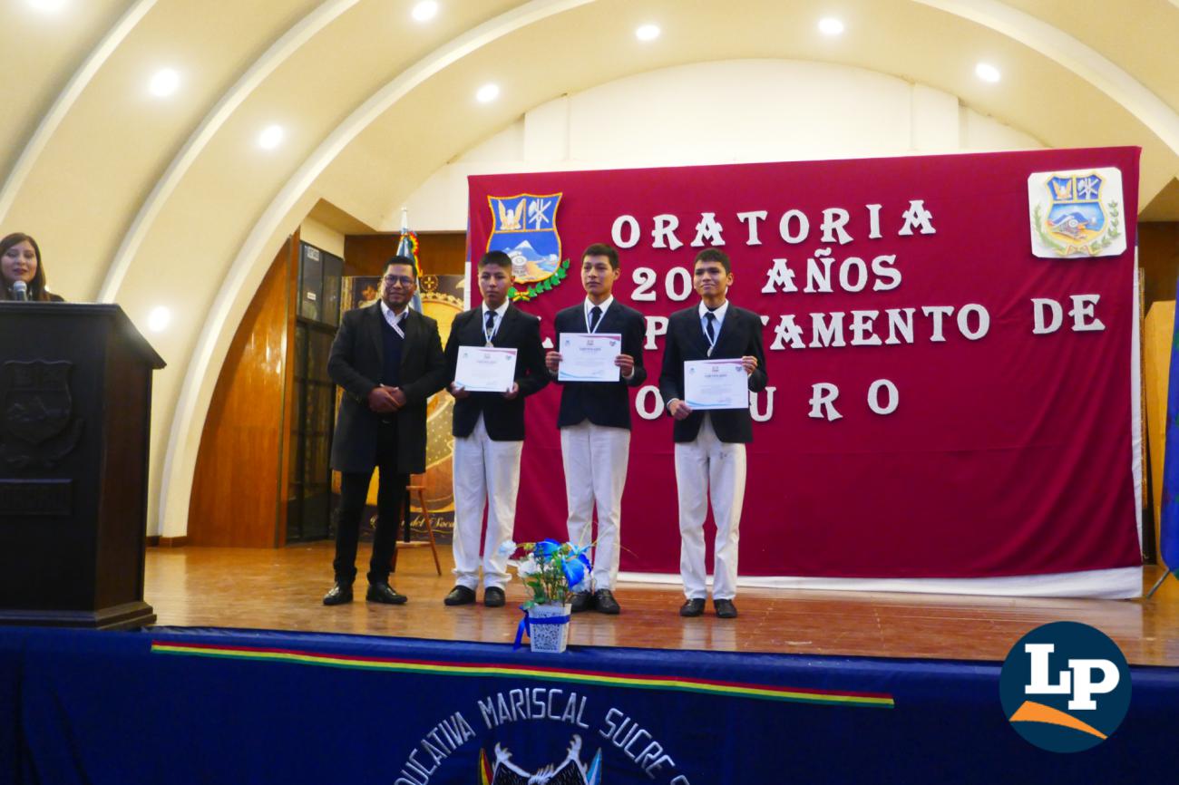 Estudiantes junto al jurado