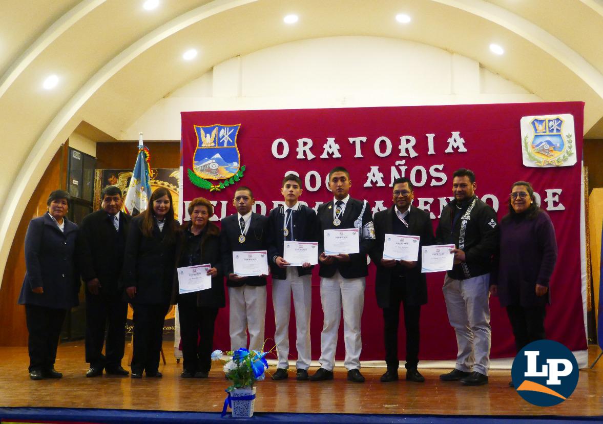 Estudiantes junto al jurado y autoridades educativas
