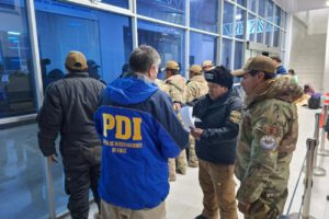 militares bolivianos fueron retenidos en Chile tras perder contacto durante un operativo contra el contrabando en el Salar de Coipasa