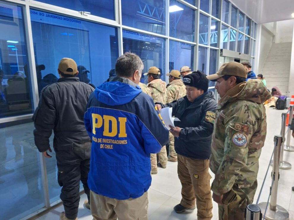 militares bolivianos fueron retenidos en Chile tras perder contacto durante un operativo contra el contrabando en el Salar de Coipasa