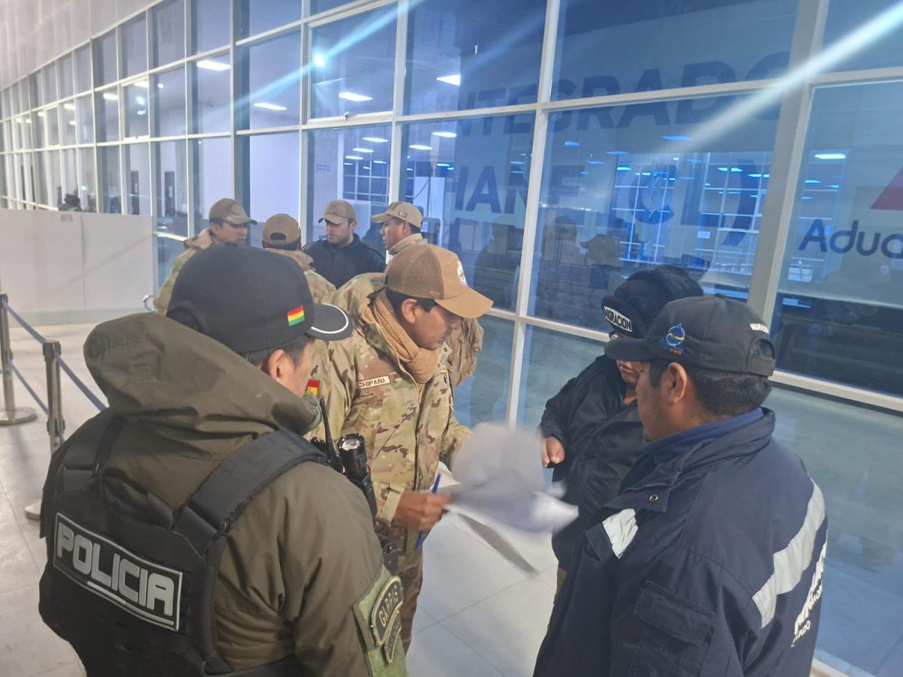 Cinco militares bolivianos retornan al país tras ser entregados por Chile en Pisiga