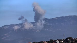 Tras un bombardeo israelí en el sur de Líbano, se eleva una columna de humo