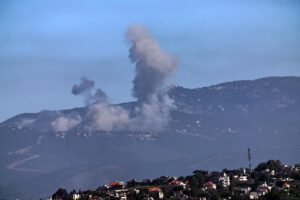 Tras un bombardeo israelí en el sur de Líbano, se eleva una columna de humo