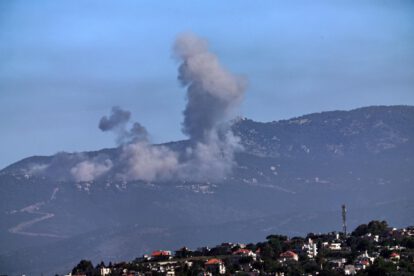 Tras un bombardeo israelí en el sur de Líbano, se eleva una columna de humo