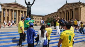 Los aficionados de la selección brasileña de fútbol visitan la estatua del boxeador Rocky Balboa en el centro de Filadelfia