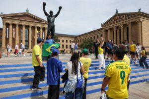 Los aficionados de la selección brasileña de fútbol visitan la estatua del boxeador Rocky Balboa en el centro de Filadelfia