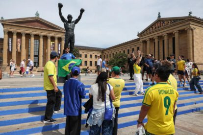 Los aficionados de la selección brasileña de fútbol visitan la estatua del boxeador Rocky Balboa en el centro de Filadelfia