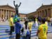 Los aficionados de la selección brasileña de fútbol visitan la estatua del boxeador Rocky Balboa en el centro de Filadelfia