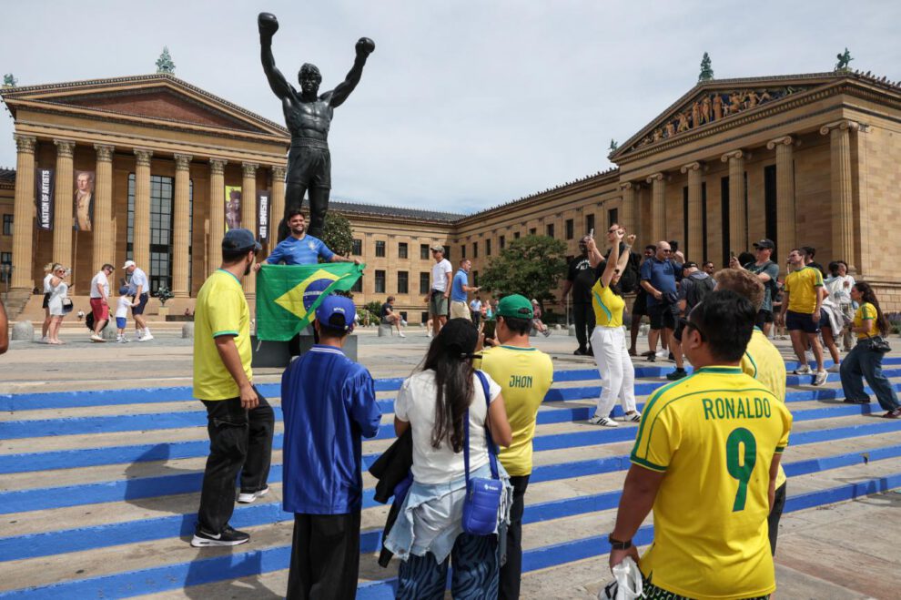 Los aficionados de la selección brasileña de fútbol visitan la estatua del boxeador Rocky Balboa en el centro de Filadelfia