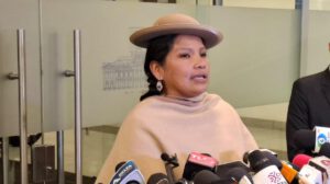 La senadora Crispín en conferencia de prensa