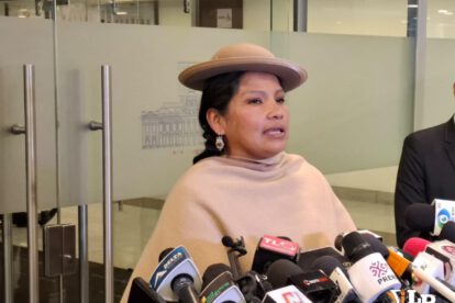 La senadora Crispín en conferencia de prensa