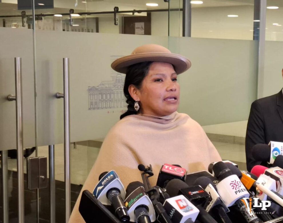 La senadora Crispín en conferencia de prensa