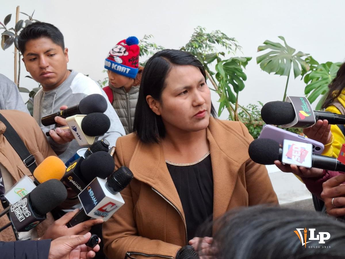 La senadora Pachacute en conferencia de prensa