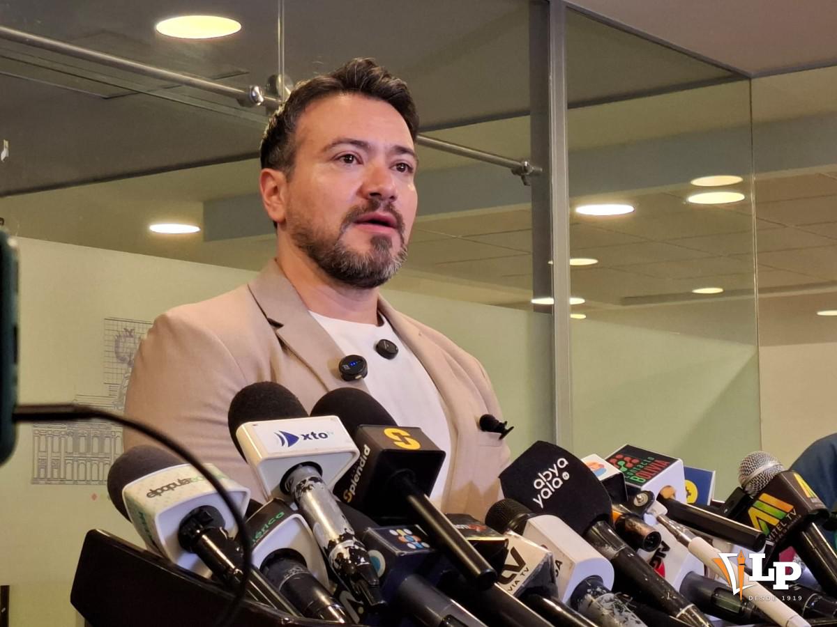 El diputado Reyes en conferencia de prensa