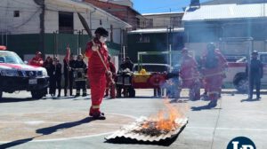 bomberos apagando fuego