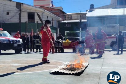 bomberos apagando fuego