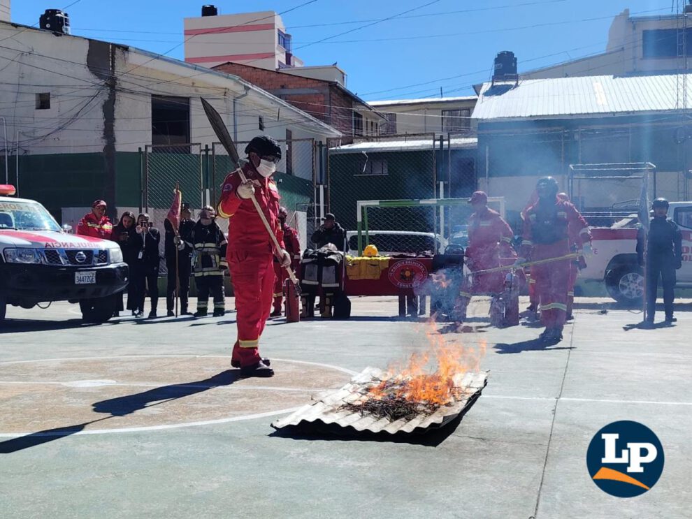 bomberos apagando fuego