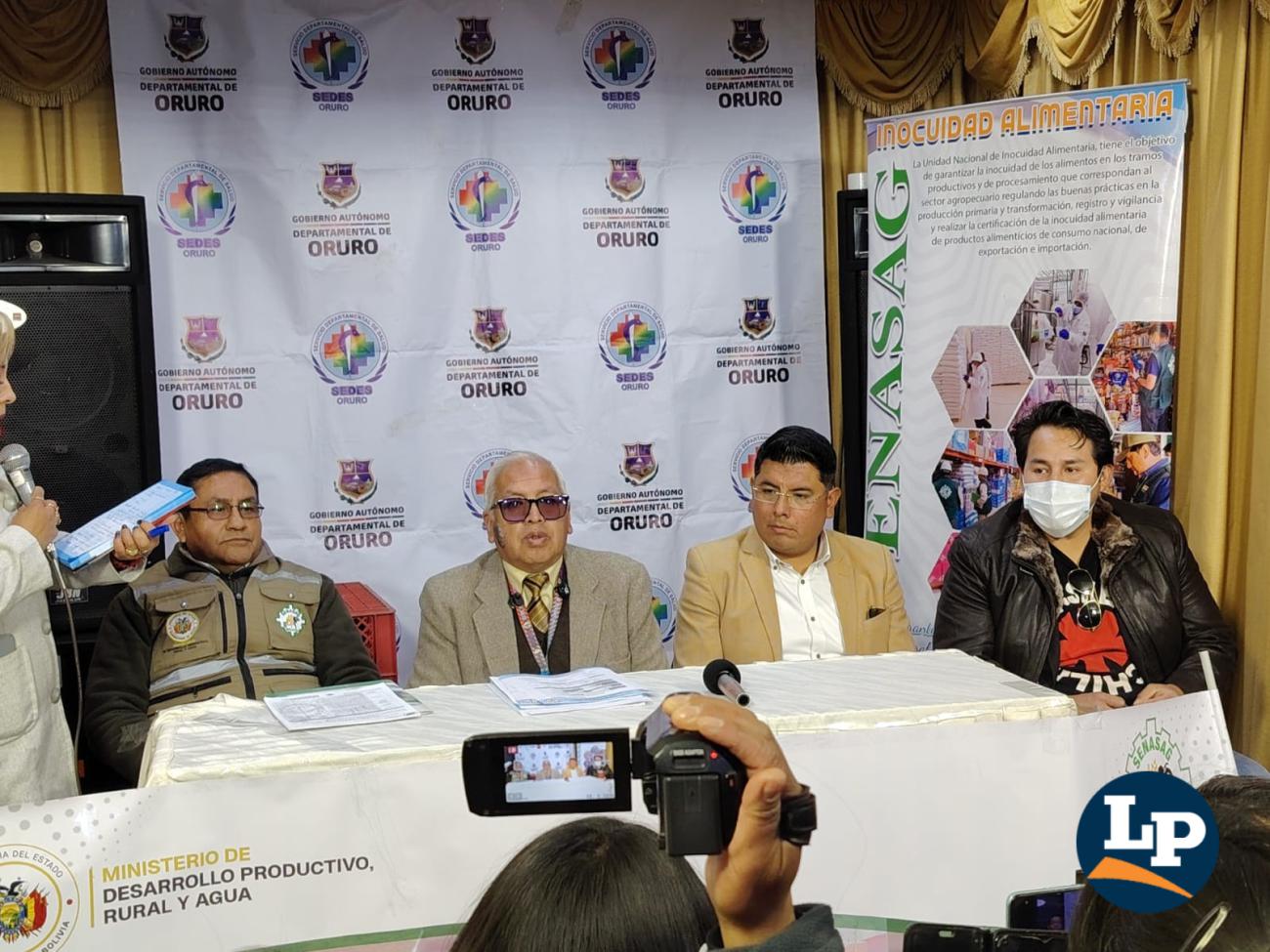 Autoridades en conferencia de prensa