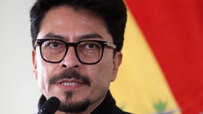 El ministro de Relaciones Exteriores de Bolivia, Fernando Aramayo, habla durante un encuentro con medios internacionales este viernes, en La Paz (Bolivia).