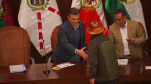 el jefe de Estado Rodrigo Paz saludando a el ejecutivo de la COB, Mario Argollo el pasado miércoles
