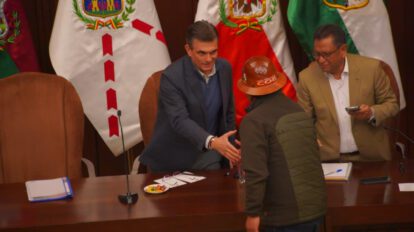 el jefe de Estado Rodrigo Paz saludando a el ejecutivo de la COB, Mario Argollo el pasado miércoles