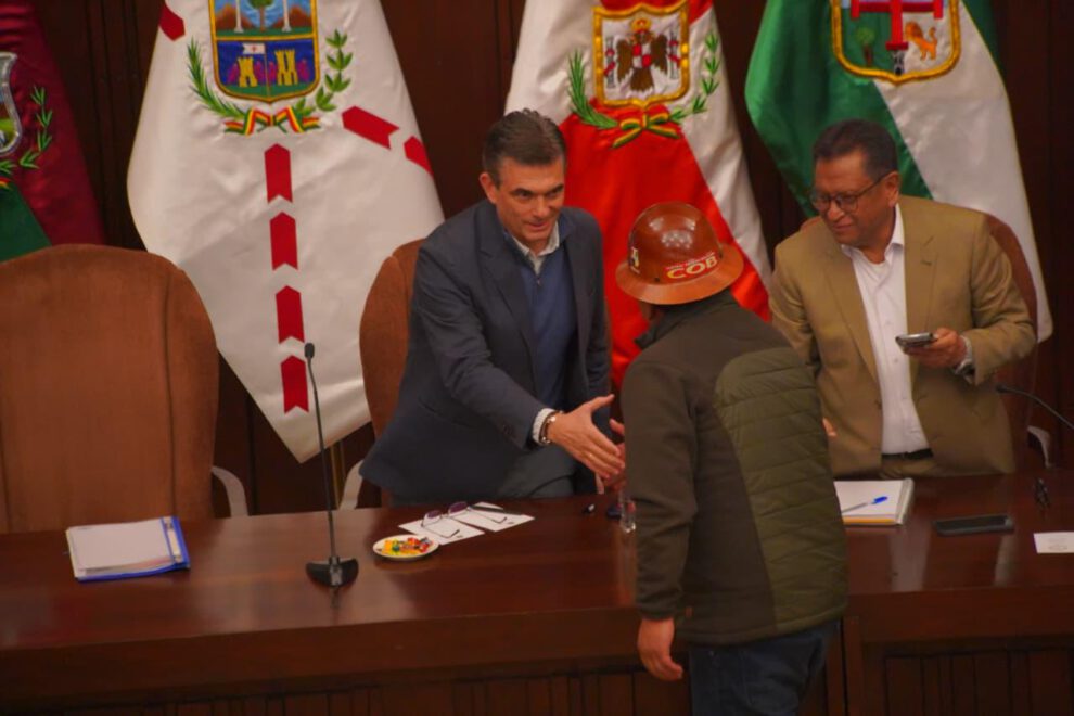 el jefe de Estado Rodrigo Paz saludando a el ejecutivo de la COB, Mario Argollo el pasado miércoles
