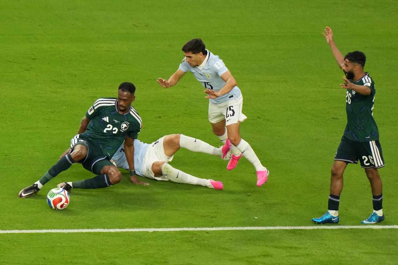 jugadores de Arabia Saudita y Uruguay