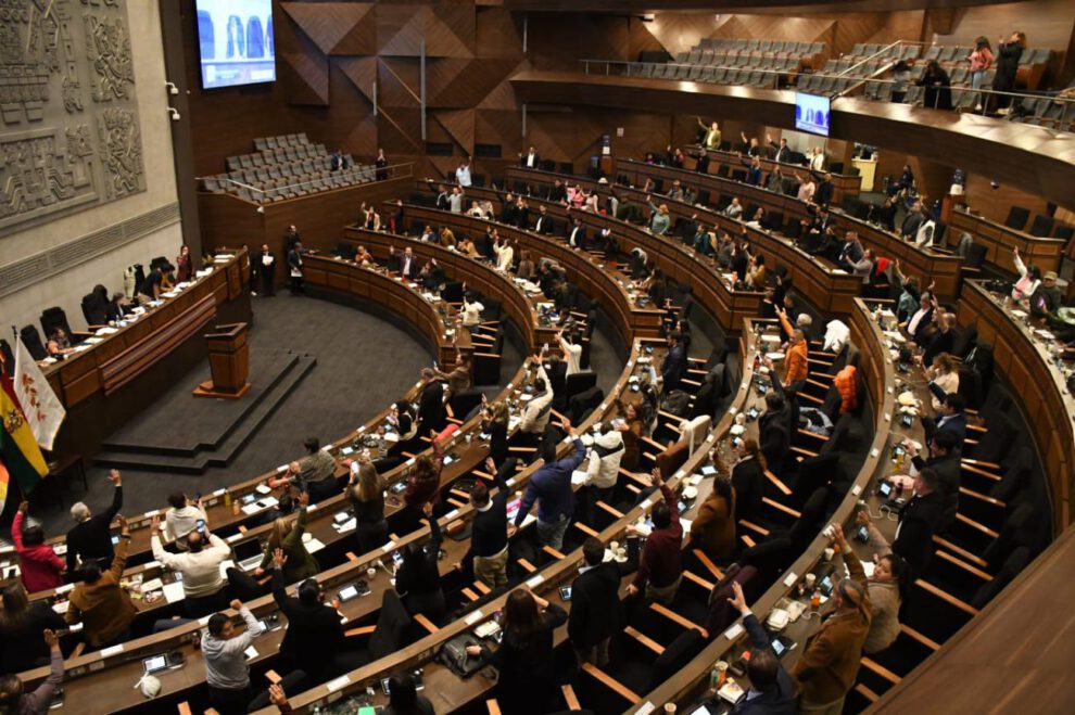 Ante la ausencia de Edmand Lara, presidente nato de la Asamblea, se aprobó el estado de excepción