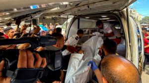 Los servicios de emergencia retiran el cuerpo de una adolescente que murió tras un ataque del Ejército israelí en ciudad de Gaza