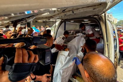Los servicios de emergencia retiran el cuerpo de una adolescente que murió tras un ataque del Ejército israelí en ciudad de Gaza