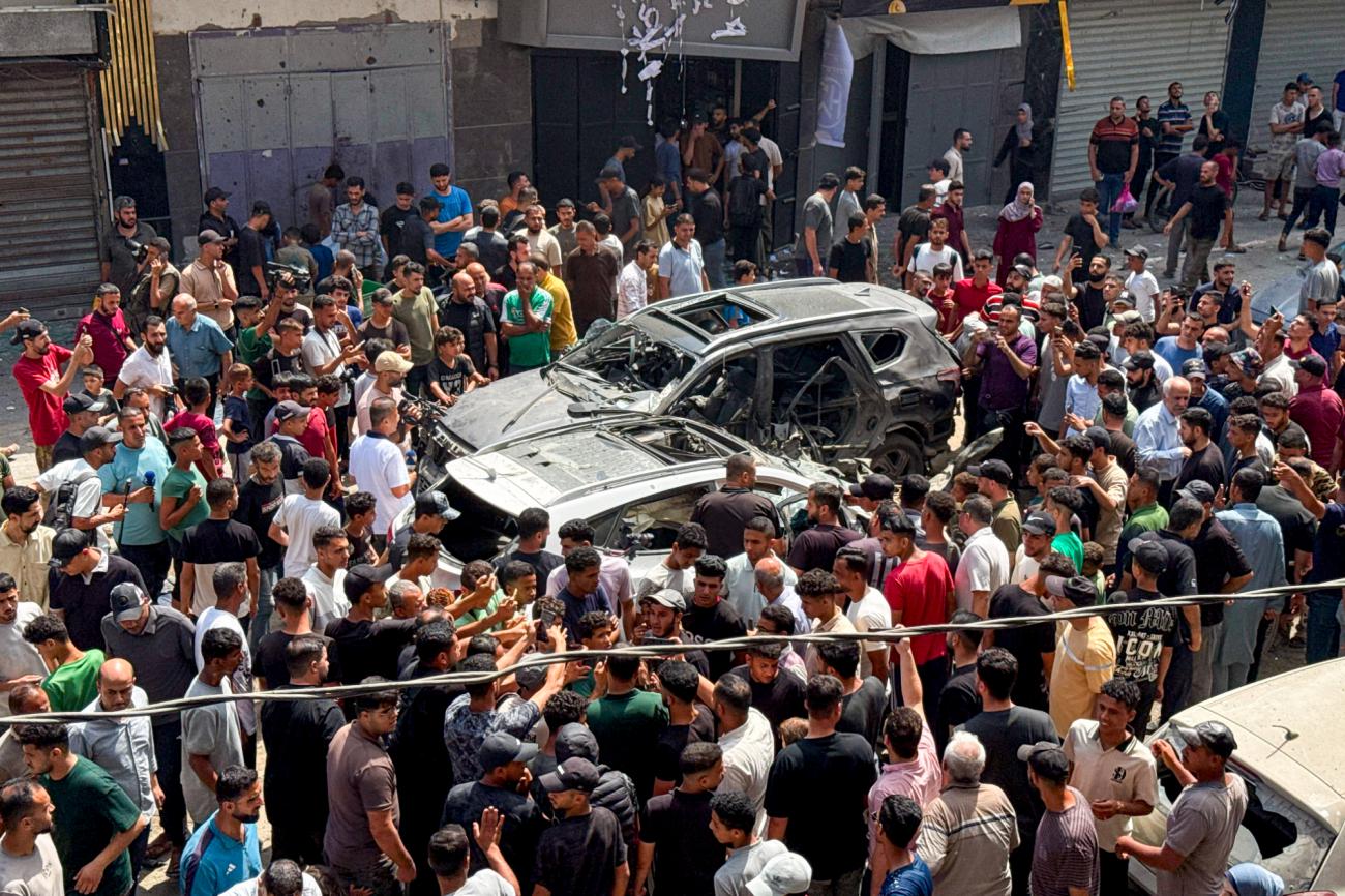 Un centenar de personas se reúnen en el lugar donde fue el ataque del Ejército israelí en ciudad de Gaza