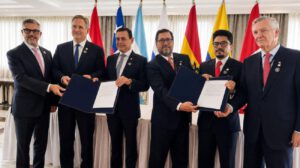 Cancilleria boliviana junto a otros cancilleres de la región