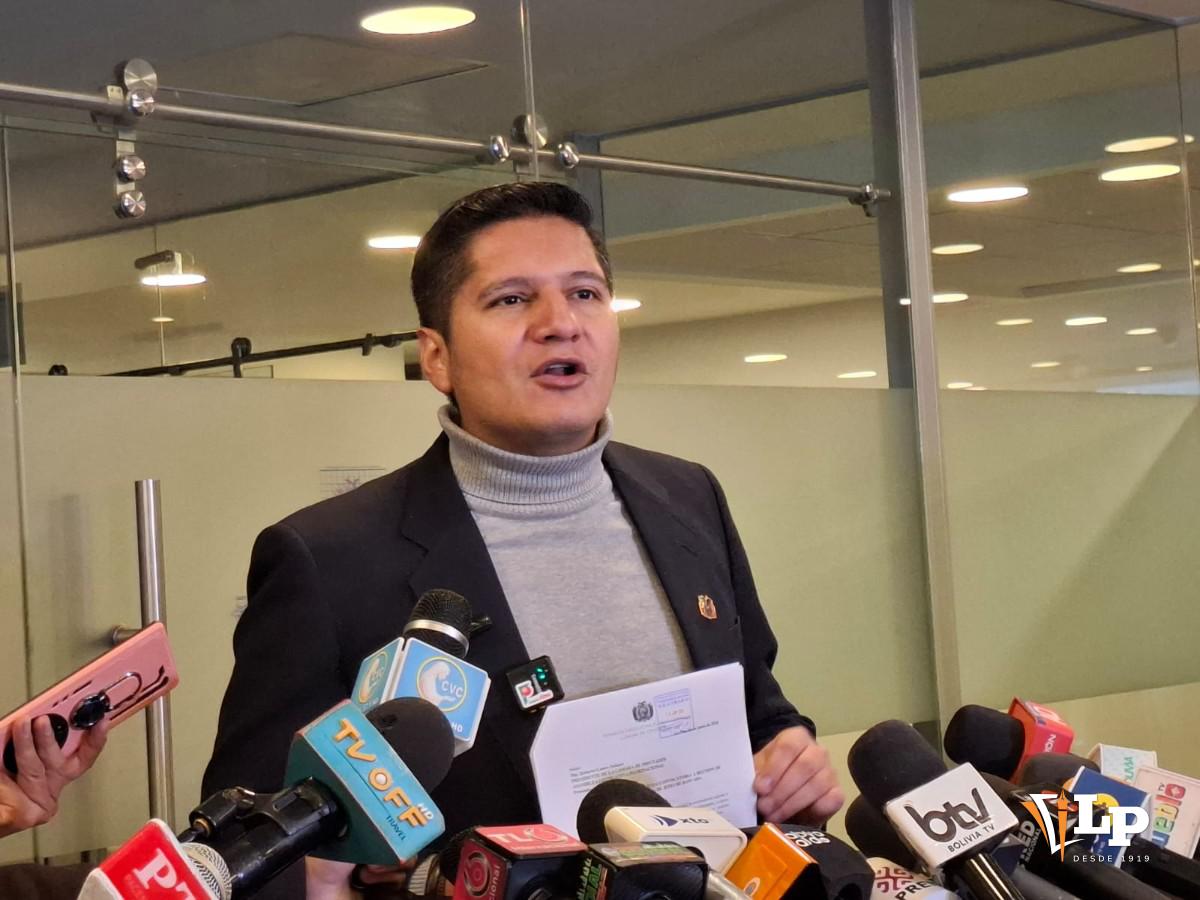 El diputado Rada en conferencia de prensa