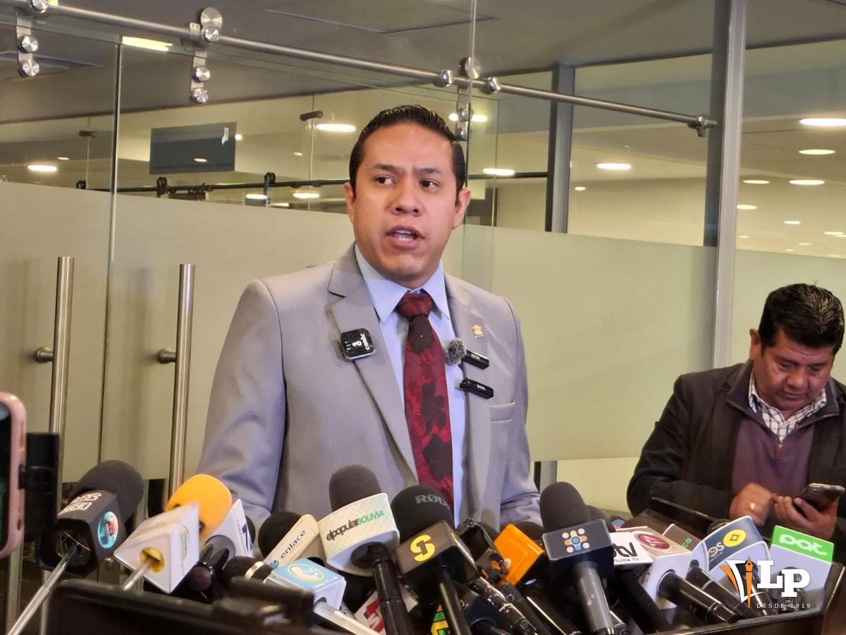 El diputado Brañez en conferencia de prensa
