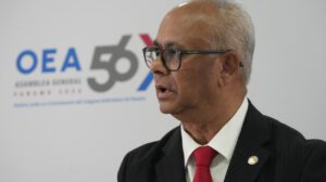 El secretario general de la Organización de los Estados Americanos (OEA), Albert R. Ramdin, habla en una rueda de prensa previa a la 56 Asamblea General de la OEA este domingo, en Ciudad de Panamá (Panamá).
