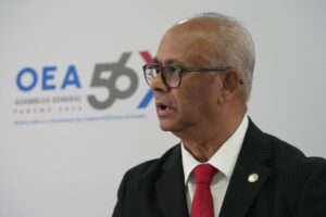 El secretario general de la Organización de los Estados Americanos (OEA), Albert R. Ramdin, habla en una rueda de prensa previa a la 56 Asamblea General de la OEA este domingo, en Ciudad de Panamá (Panamá).