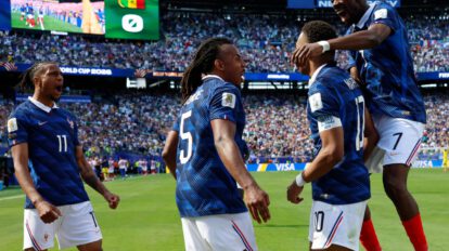 Kylian Mbappe (2-d) junto a Ousmane Dembele (d) Jules Kounde (c) y Michael Olise de Francia celebran un gol ante Senegal en el Mundial 2026.