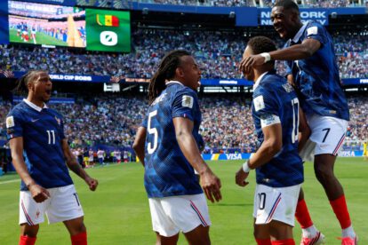 Kylian Mbappe (2-d) junto a Ousmane Dembele (d) Jules Kounde (c) y Michael Olise de Francia celebran un gol ante Senegal en el Mundial 2026.