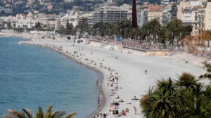 personas disfrutan del sol en una playa de Niza, Francia