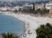 personas disfrutan del sol en una playa de Niza, Francia