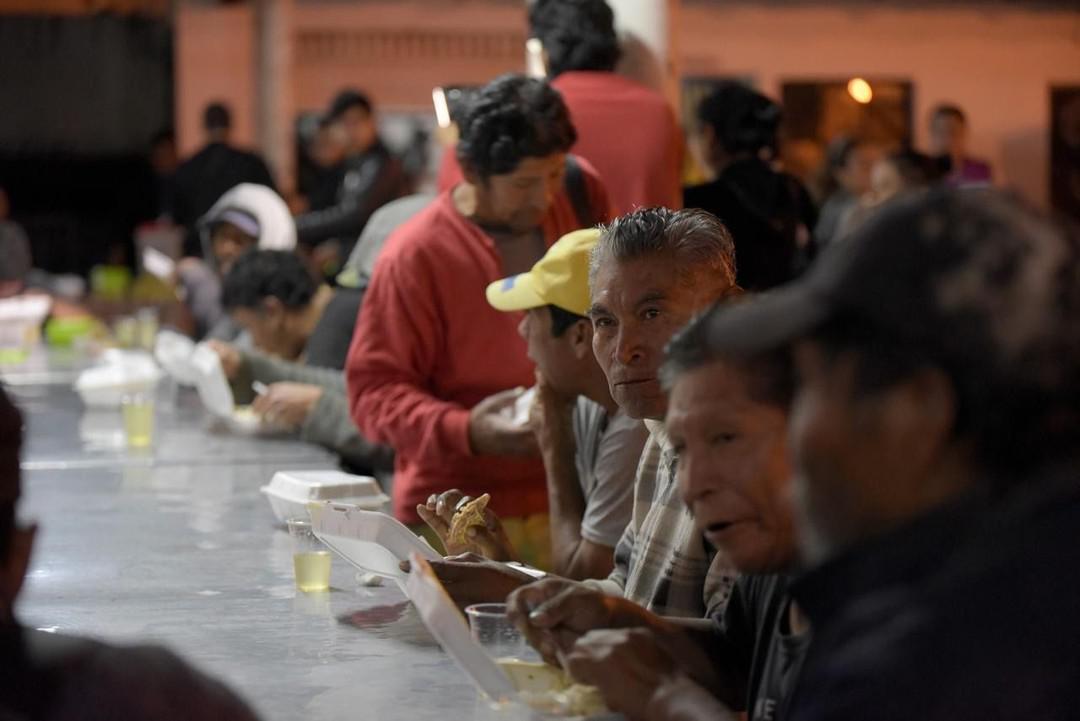 Después de completar la evaluación médica, se procede a brindar cena y refugio a las personas en situación de calle
