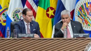 El presidente de Panamá, José Raúl Mulino (d), y el ministro de Relaciones Exteriores, Javier Martínez-Acha Vásquez, asisten a la 56 Asamblea General de la OEA en Ciudad de Panamá (Panamá).