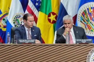El presidente de Panamá, José Raúl Mulino (d), y el ministro de Relaciones Exteriores, Javier Martínez-Acha Vásquez, asisten a la 56 Asamblea General de la OEA en Ciudad de Panamá (Panamá).
