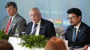 El subsecretario de Estado de los Estados Unidos, el subsecretario de Estado para Asuntos del Hemisferio Occidental en el Departamento de Estado de los Estados Unidos, y el ministro de Relaciones Exteriores de Bolivia