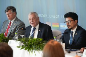 El subsecretario de Estado de los Estados Unidos, el subsecretario de Estado para Asuntos del Hemisferio Occidental en el Departamento de Estado de los Estados Unidos, y el ministro de Relaciones Exteriores de Bolivia