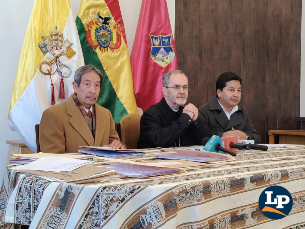 Sixto Guzmán (UTO), Monseñor Cristóbal Bialasik,  y Marco Flores (APO)