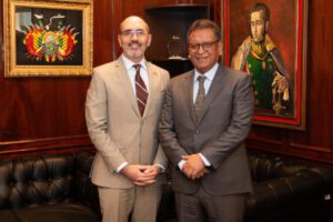 El ministro Marco Oviedo y el diplomático Erik Martini